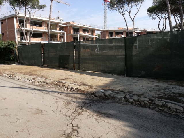 Tram de vorera del carrer d'Arenys de Gav&agrave; Mar arrassat per les obres de construcci� d'un edifici (20 de Febrer de 2018)