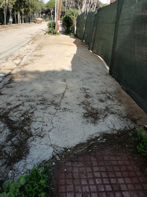 Tram de vorera del carrer d'Arenys de Gavà Mar arrassat per les obres de construcci� d'un edifici (20 de Febrer de 2018)
