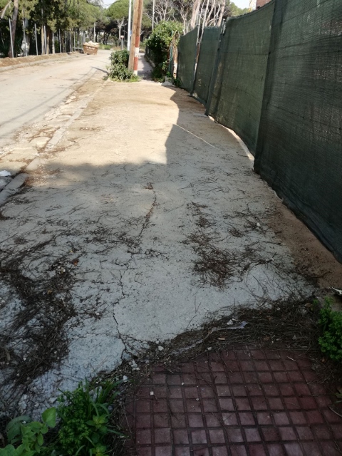 Tram de vorera del carrer d'Arenys de Gav&agrave; Mar arrassat per les obres de construcci� d'un edifici (20 de Febrer de 2018)