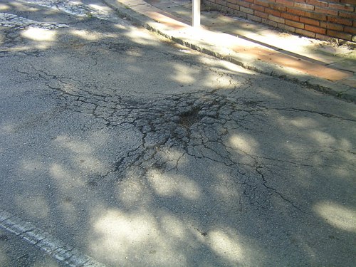 Estado lamentable del asfalto de la calle de L'Escala de Gavà Mar