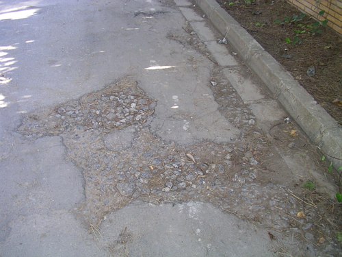 Estat lamentable del carrer Tellinaires de Gav&agrave; Mar a l'al&ccedil;ada de Llevant Mar