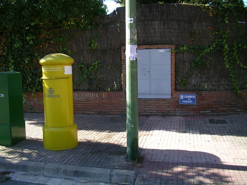 B&uacute;stia situada a l'encreuament del carrer Premi&agrave; i l'avinguda Europa de Gav&agrave; Mar