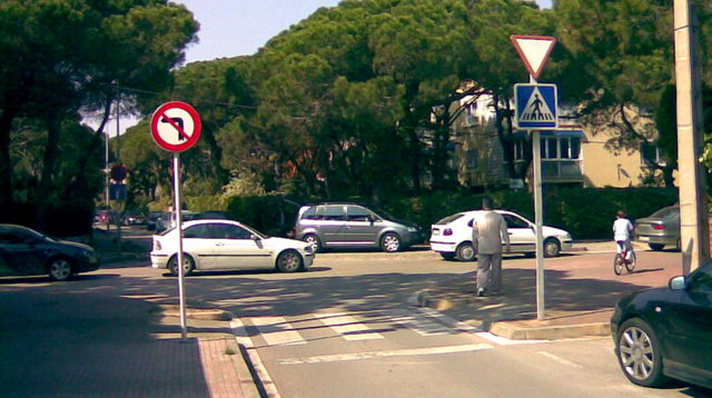 Imatge del carrer Cunit de Gav� Mar en el seu encreuament amb el carrer de Palafrugell on a l'esquerra es pot veure la nova senyal de 'prohibit girar a l'esquerra' i el nou pal que la suporta  (15 de Mar� de 2009)