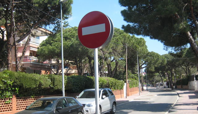 Imatge de la nova senyal de 'prohibit el pas' i el nou pal que la suporta ubicada a l'encreuament del carrer Cunit i el carrer Palafrugell de Gav� Mar (21 de Mar� de 2009)
