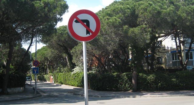 Imatge de la nova senyal de 'prohibit girar a l'esquerra' i el nou pal que la suporta ubicada a l'encreuament del carrer Cunit i el carrer Palafrugell de Gav� Mar (21 de Mar� de 2009)
