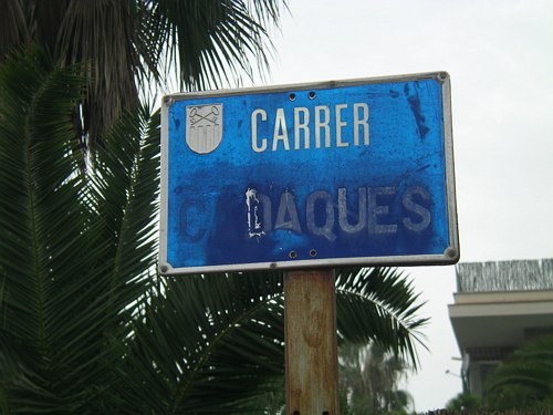 Placa del carrer Cadaqu&eacute;s de Gav� Mar en molt mal estat (a l'encreuament amb el carrer Tellinaires)