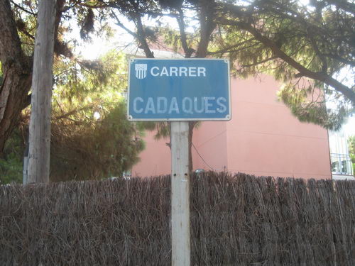 Placa del carrer Cadaqu&eacute;s de Gav� Mar en mal estat (a l'encreuament amb l'avinguda Europa)