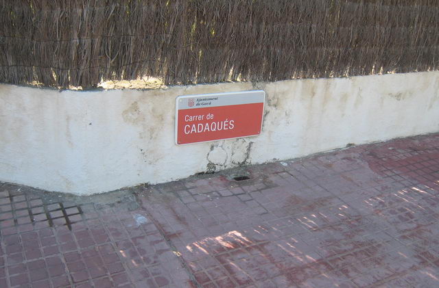 Nova placa del carrer Cadaqu&eacute;s de Gav� Mar (a l'encreuament amb el carrer dels Tellinaires), tamb� es pot veure el forat on estava abans ubicat el pal que aguantava la placa antiga (20 de maig de 2009)