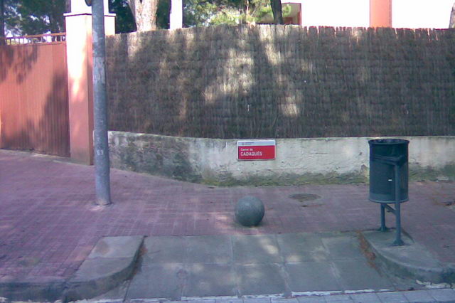 Nova placa del carrer Cadaqu&eacute;s de Gav� Mar (a l'encreuament amb l'avinguda d'Europa), tamb� es pot veure el forat on estava abans ubicat el pal que aguantava la placa antiga (25 de maig de 2009)
