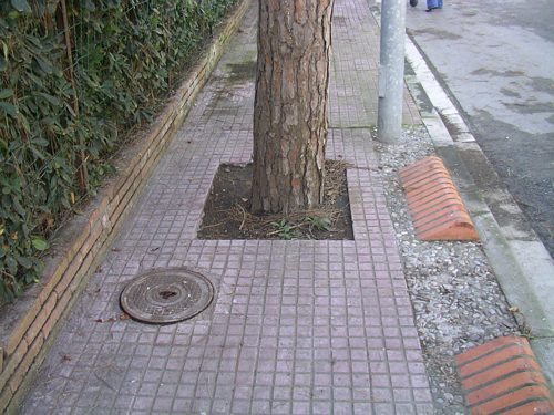 Problemes de mobilitat al carrer Cunit (entre els carrers Blanes i Palam&oacute;s)