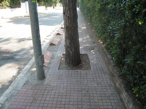Problemes de mobilitat al carrer Cunit (entre els carrers Blanes i Palam&oacute;s)