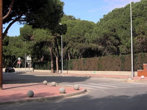 Punt en el que el carrer Blanes d&oacute;na pas a l'autovia de Castelldefels (en direcci&oacute; Barcelona) (Vist des de l'avinguda Europa on no hi cap senyal)