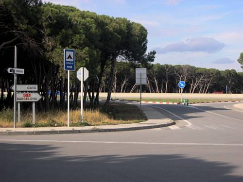 Cartell situat a l'avinguda d'Europa de Gavà Mar en el seu encreuament amb el carrer de Begur que indica la direcció a seguir per entrar a l'autovia de Castelldefels (C-31) en sentit Barcelona