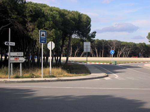 Cartell situat a l'avinguda d'Europa de Gav� Mar en el seu encreuament amb el carrer de Begur que indica la direcci� a seguir per entrar a l'autovia de Castelldefels (C-31) en sentit Barcelona