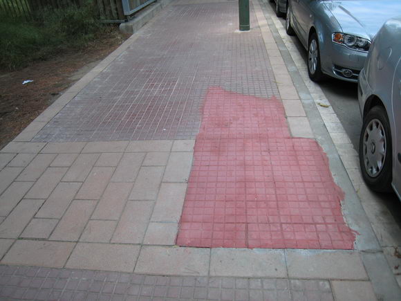 Forat d'arbre tapiat en la vorera mar del carrer Tellinaires de Gav&agrave; Mar (entre l'avinguda del mar i el carrer de Roses)