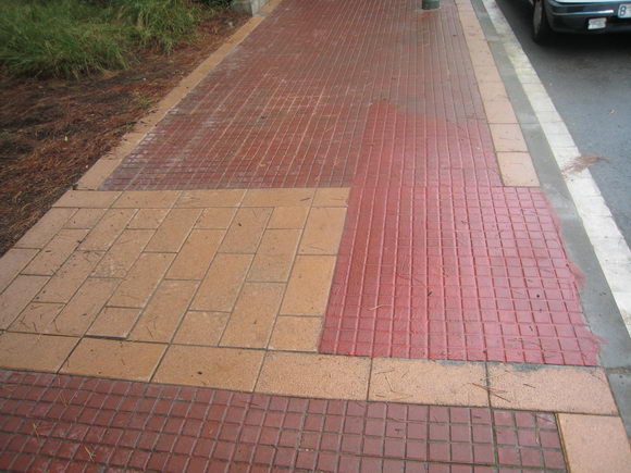 Forat d'arbre tapiat en la vorera mar del carrer Tellinaires de Gav&agrave; Mar (entre l'avinguda del mar i el carrer de Roses)