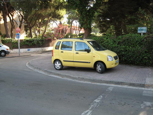 Vehicle aparcat sobre la vorera al carrer Palafrugell (a la cantonada amb el carrer Cunit) de Gav&agrave; Mar sense estar multat (Diumenge 15 de juliol de 2007 - 19h)