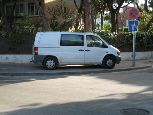 Vehicle aparcat sobre la vorera al carrer Palafrugell (a la cantonada amb el carrer Cunit) de Gav&agrave; Mar sense estar multat (Diumenge 15 de juliol de 2007 - 19h)