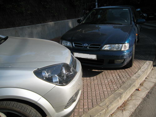 Vehicles aparcats sobre la vorera al carrer Palafrugell (a la cantonada amb el carrer Cunit) de Gav&agrave; Mar sense estar multats (Diumenge 15 de juliol de 2007 - 19h)