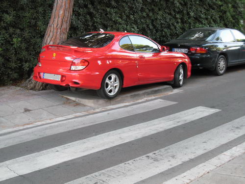 Vehicle aparcat sobre la vorera al carrer Palafrugell (a la cantonada amb el carrer Cubelles/Tellinaires) sense estar multat (Diumenge 15 de juliol de 2007 - 19h)