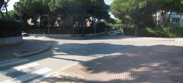 Imatge panor&agrave;mica del creuament dels carrers Palafrugell i Cunit de Gav&agrave; Mar on no hi ha cap pil&oacute; que impedeixi l'aparcament sobre les voreres