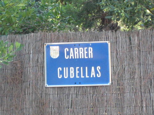 Cartel indicando C/Cubellas en lugar de C/Cubelles en Gavà Mar (31 de Agosto de 2007)