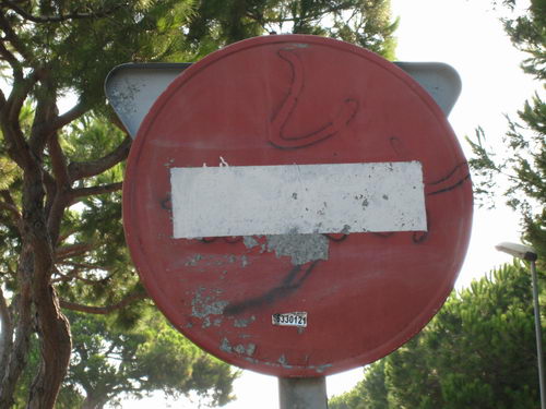 Senyal de 'prohibit el pas' rovellada a l'encreuament dels carrers Blanes i Cunit de Gav&agrave; Mar (2 de setembre de 2007)