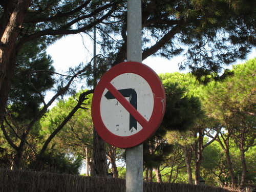 Senyal de 'prohibit girar a l'esquerra' rovellada a l'encreuament dels carrers Blanes i Cunit de Gav&agrave; Mar (2 de setembre de 2007)