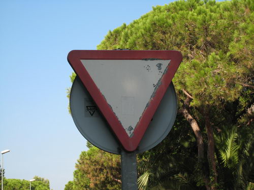 Senyal de 'cediu el pas' rovellada a l'encreuament dels carrers Blanes i Cunit de Gav&agrave; Mar (2 de setembre de 2007)
