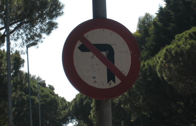 Senyal de 'prohibit girar a l'esquerra' rovellada a l'encreuament dels carrers Blanes i Cunit de Gav&agrave; Mar (20 de Maig de 2009)