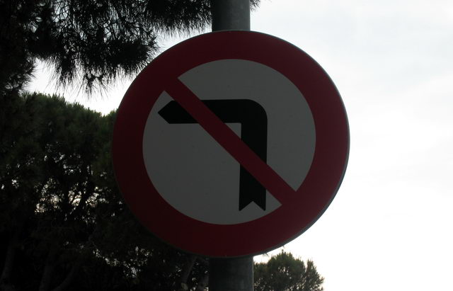 Nova senyal de 'prohibit girar a l'esquerra' a l'encreuament dels carrers Blanes i Cunit de Gav&agrave; Mar (6 de Juny de 2009)