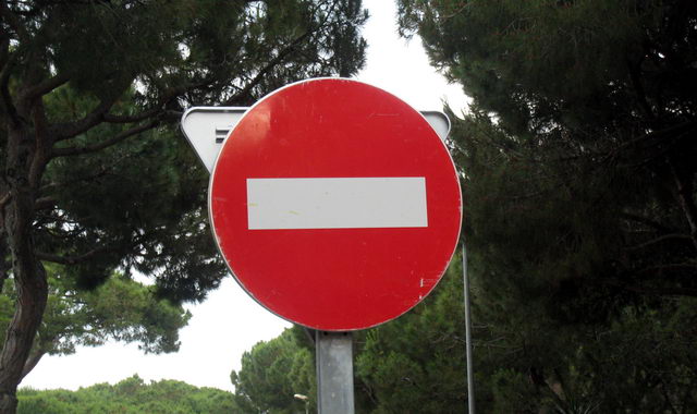 Nova senyal de 'prohibit el pas' a l'encreuament dels carrers Blanes i Cunit de Gav&agrave; Mar (6 de Juny de 2009)