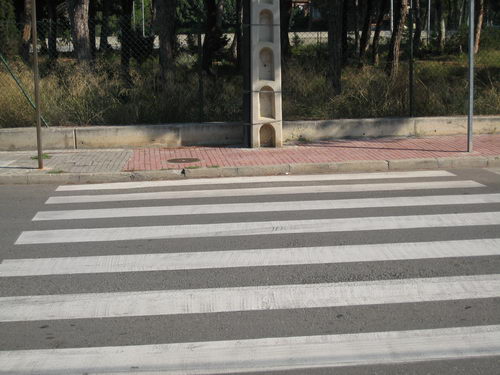 Vorera no adaptada a persones de mobilitat redu&iuml;da (Avinguda Europa de Gav� Mar)