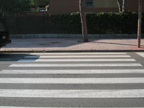 Vorera no adaptada a persones de mobilitat redu&iuml;da (Avinguda Europa de Gav� Mar)
