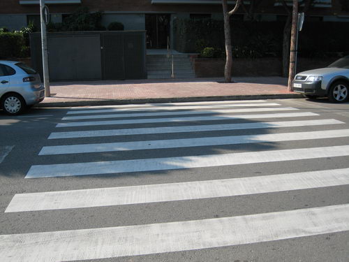 Vorera no adaptada a persones de mobilitat redu&iuml;da (Avinguda Europa de Gav� Mar)