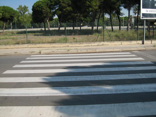 Vorera no adaptada a persones de mobilitat redu&iuml;da (Avinguda Europa de Gav� Mar)