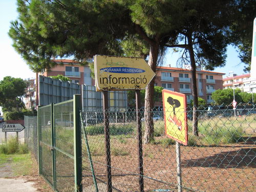 Senyal obsolet i rovellat en una pineda de Gav&agrave; Mar
