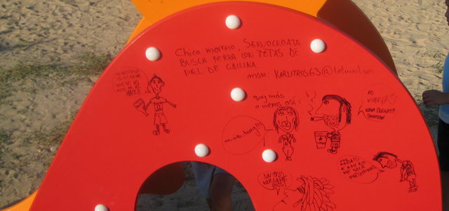 Pintades denigrants en el Parc Infantil de Central Mar (Setembre de 2007)