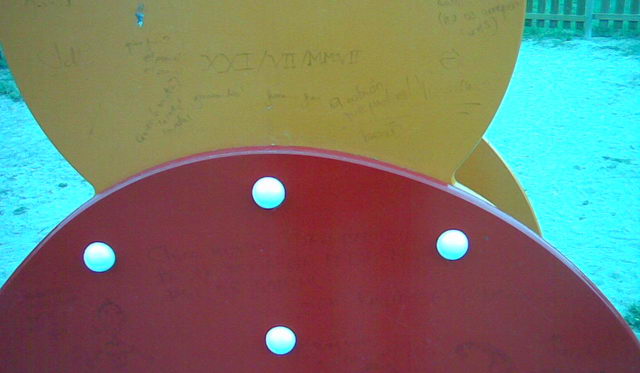 Pintades denigrants pr&agrave;cticament esborrades en el Parc Infantil de Central Mar (Maig de 2008)