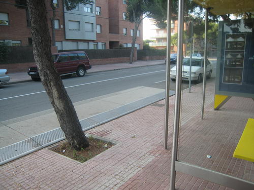 Parada d'autob&uacute;s a l'avinguda Europa de Gav&agrave; Mar sense cap pas de vianants a prop (Novembre de 2007)