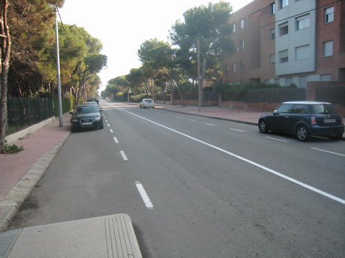 No hay ningún paso de peatones a la izquierda de esta parada de autobús en la avenida Europa de Gavà Mar (Noviembre de 2007)