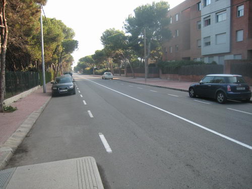 No hi ha cap pas de vianants a l'esquerra d'aquesta parada d'autob&uacute;s a l'avinguda Europa de Gav&agrave; Mar (Novembre de 2007)