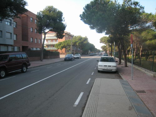 No hay ningún paso de peatones a la derecha de esta parada de autobús en la avenida Europa de Gavà Mar (Noviembre de 2007)