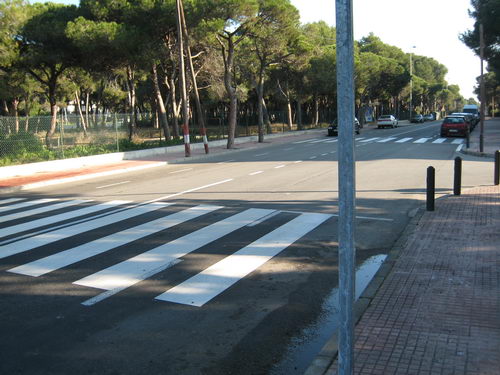 Nous passos de vianants sense rampes a prop de la parada d'autob&uacute;s de l'avinguda d'Europa de Gav&agrave; Mar que no en tenia cap a prop (Gener de 2008)