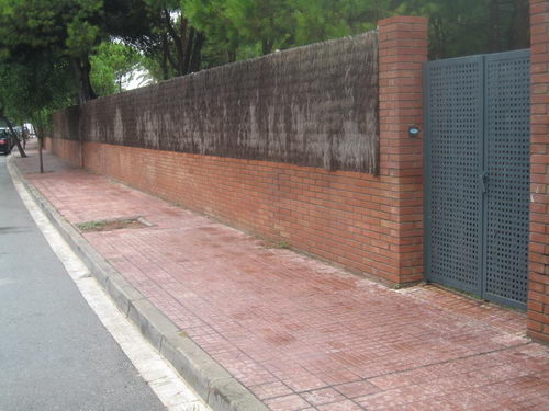 Imatge del carrer Cunit de Gav&agrave; Mar (entre l'avinguda del mar i el carrer Roses) on es pot apreciar com falta un arbre (novembre de 2007)