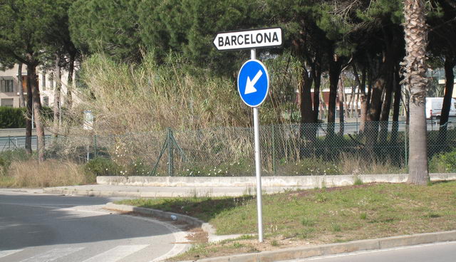 Cartell, senyal i pal substitu�ts a l'avinguda Europa de Gav&agrave; Mar (17 d'Abril de 2009)
