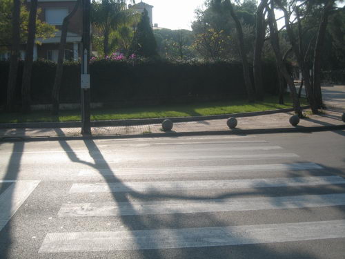 Vorera no adaptada a persones de mobilitat redu&iuml;da (Cantonada entre l'avinguda Europa i el carrer Blanes)