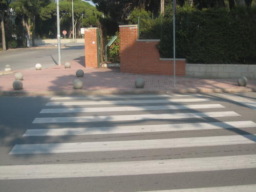 Vorera no adaptada a persones de mobilitat redu&iuml;da (Cantonada entre l'avinguda Europa i el carrer Blanes)