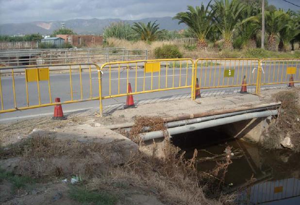 Barana inexistent en un pont de l'avinguda del mar sobre una corredora agr&iacute;cola (Setembre de 2008)