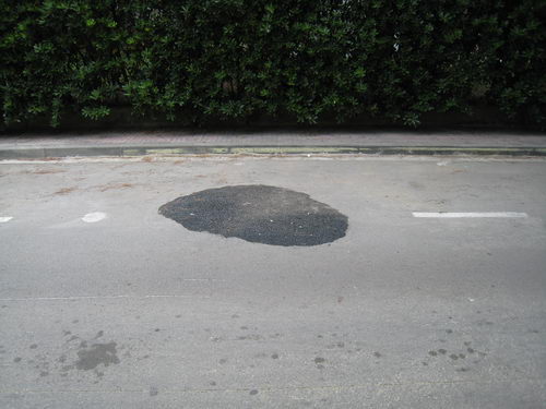 Asfalt del carrer Calafell de Gav&agrave; Mar reparat despr&eacute;s d'haver sigut aixecat per les arrels dels arbres (17 de Maig de 2008)